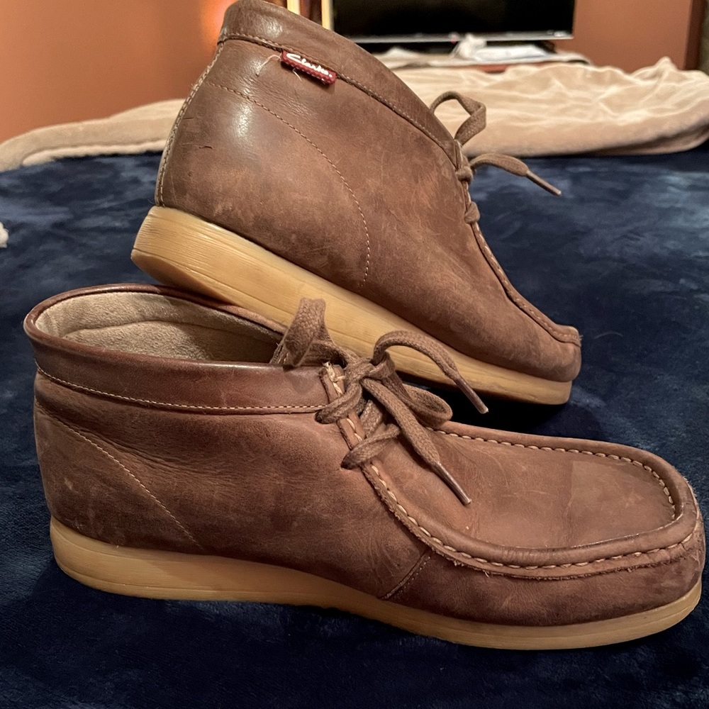 Mens size 9 Clarks Wallabees